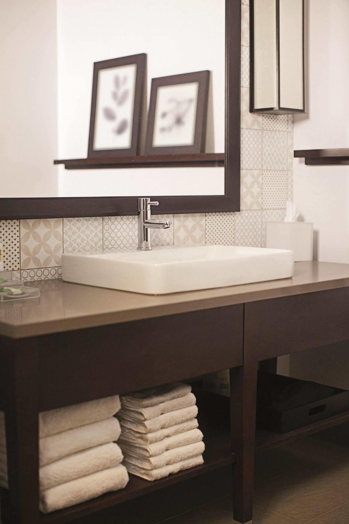 Comfort & - Emerson Point 3*